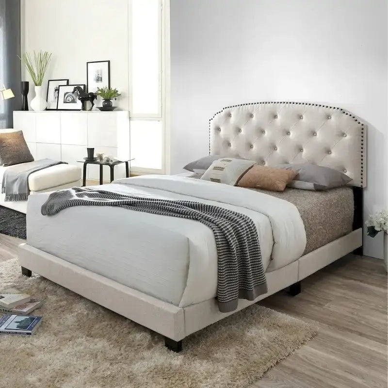 Lit queen-size en tissu beige capitonné, Pour 2 personnes – Style classique